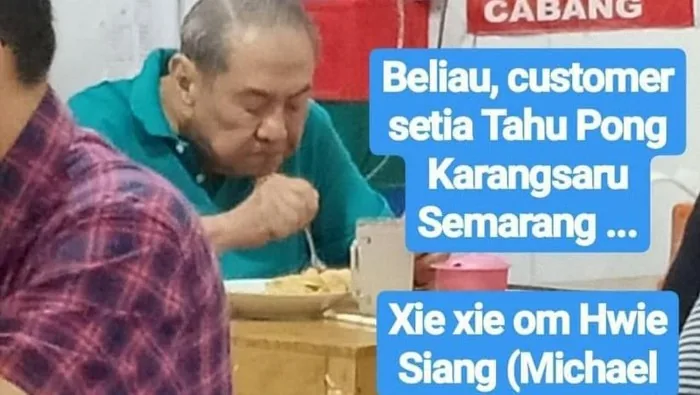 Michael Bambang Hartono terciduk menikmati tahu pong di sebuah kedai makanan biasa di Semarang.