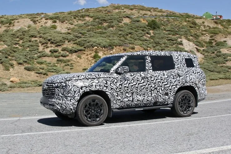 Mobil yang diduga Mitsubishi Pajero teranyar yang bakal dirilis bulan depan.