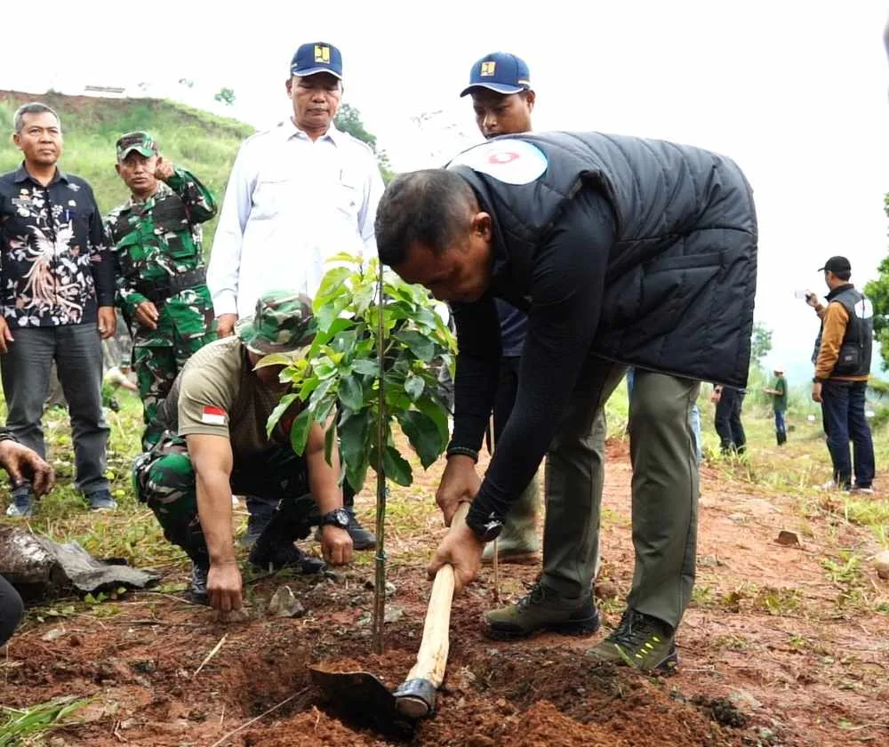 Letjen TNI Mohamad Hasan, Komandan Kodiklat TNI AD, menanam phon di Waduk Jatigede, Sumedang, Kamis (22/1/2026). Foto: RIMBA