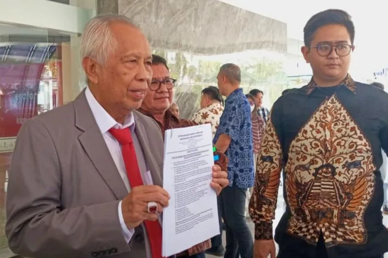 Otto Cornelis (OC) Kaligis menunjukkan surat yang dikirimkan kepada Kejagung dalam konferensi pers di Semarang, Jawa Tengah, Jumat (7/11/2025). (ANTARA/Dokumentasi Pribadi)