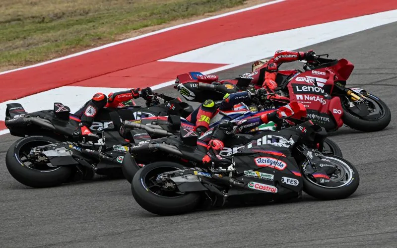 Pecco Bagnaia sempat memimpin laga diikuti Jorge Martin dan Bezzechi dari Aprilia di belakang dalam Sprint Race MotoGP Austin AS, Sabtu (28/3/2026). Foto: MotoGP