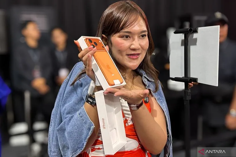 Ratna Ayu Kharisma, Pembeli iPhone 17 pertama di Indonesia, berpose di acara peluncuran di iBox Senayan City, Jumat (17/10/2025). Foto: ANTARA/Pamela Sakina