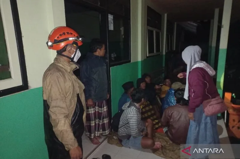 Thumbnail Gunung Semeru Erupsi, 300 Orang Dievakuasi