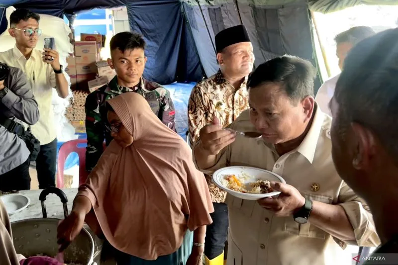 Presiden Prabowo Subianto (kanan) mencicipi menu makan siang yang dimasak di Dapur Umum Tanggap Darurat di posko pengungsian Dusun Kayee Jayo, Bireuen, Aceh, Minggu (7/12/2025). ANTARA/Genta Tenri Mawangi.
