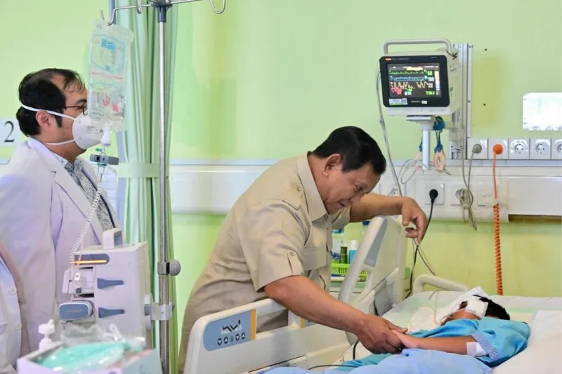 Prabowo Kunjungi Anak SD Korban Ditabrak Mobil MBG: Cepat Sembuh ya