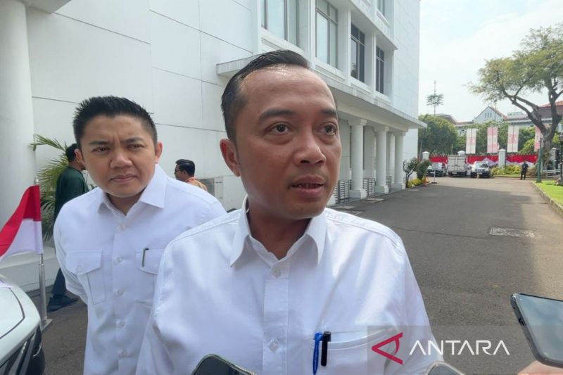 Menteri Sekretaris Negara Prasetyo Hadi dalam wawancara cegat dengan wartawan di Kompleks Istana Kepresidenan, Jakarta, Kamis (21/8/2025). ANTARA/Pradanna Putra Tampi.