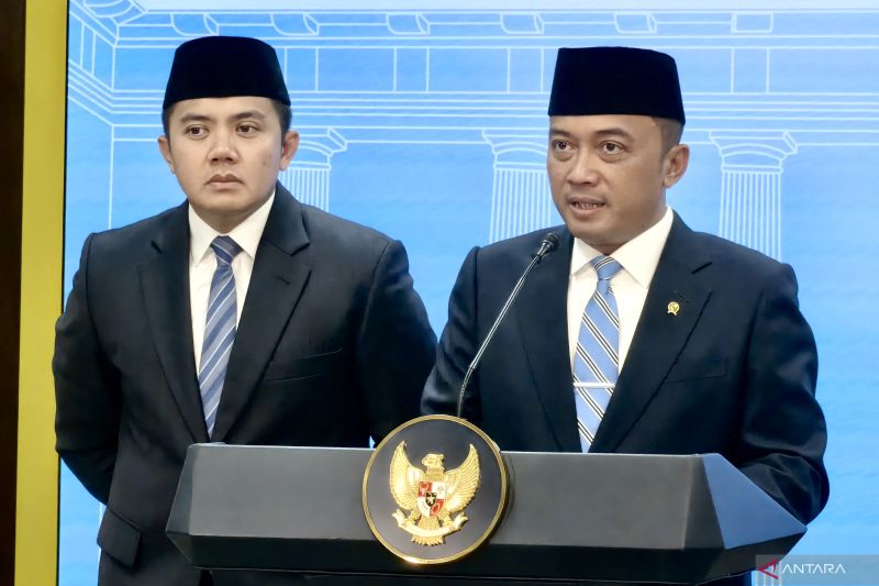 Mensesneg Praseyo Hadi dan Seskab Teddy Indra Wijaya, di Kantor Presiden RI, Istana Kepresidenan RI, Jakarta, Senin (8/9/2025). Foto: ANTARA/Andi Firdaus.