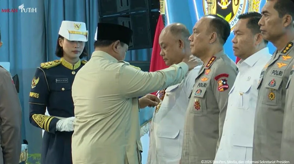 Thumbnail Prabowo Beri Bintang Jasa kepada Petinggi BGN dan Polri, Dianggap Berjasa Menjalankan MBG?