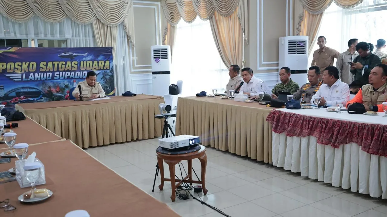 Prabowo Kirim 1.500 Personel TNI dan 6 Helikopter Water Bombing Padamkan Karhutla di Kalimantan