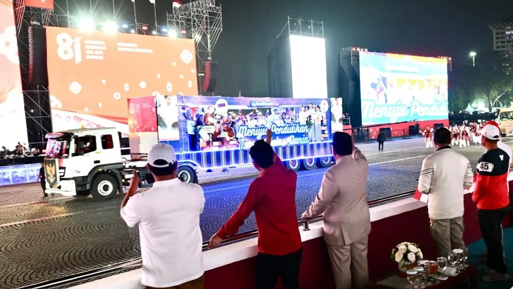 Karnaval Bersatu Harmoni Nusantara di Monas Meriahkan HUT ke-81 RI, Prabowo Saksikan Parade Kendaraan Hias