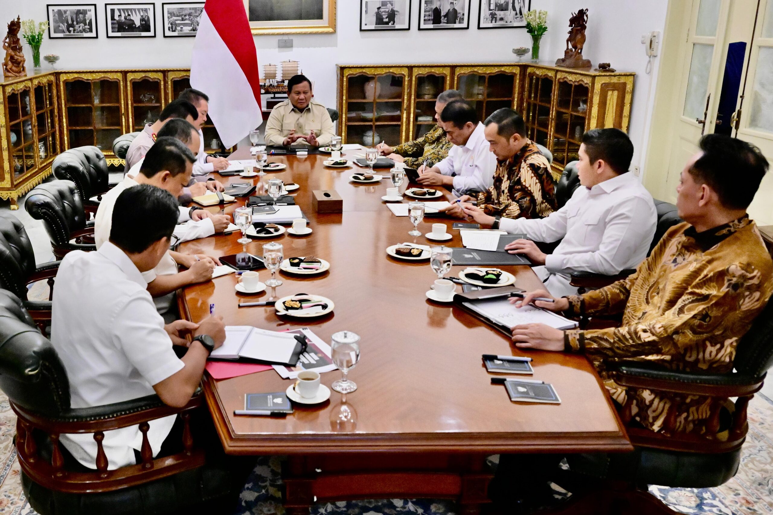 Presiden Prabowo Subianto memimpin rapat terbatas bersama menteri, Kapolri, dan Jaksa Agung di Istana Kepresidenan, Rabu (30/7/2025). Foto: BPMI Setpres/Rustan