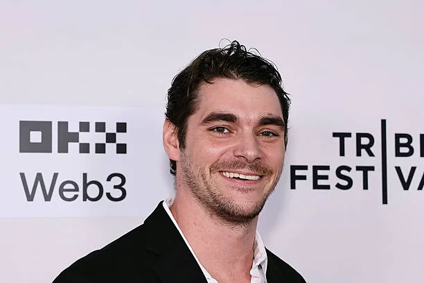 Thumbnail RJ Mitte Pemeran Walter White Jr. di Breaking Bad Meninggal Dunia pada Usia 34 Tahun