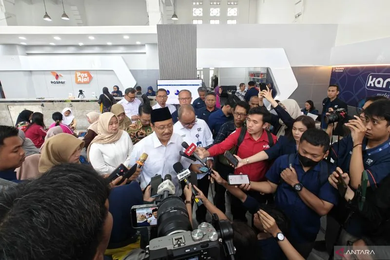 Menteri Sosial Saifullah Yusuf saat meninjau penyauran BLTS di Kantor Pos Jalan Asia Afrika, Bandung, Jawa Barat, Jumat (28/11/2025). ANTARA/M Riezko Bima Elko Prasetyo