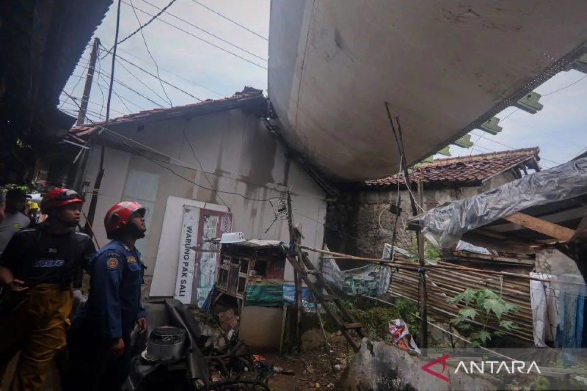 Sayap Pesawat Timpa 3 Rumah Dibawa Angin Puting Beliung
