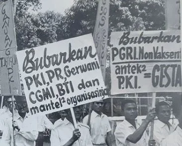 Sejumlah warga berunjuk rasa meminta pemerintah untuk membubarkan PKI yang diduga menjadi dalang di balik peristiwa G30S. Foto: Istimewa