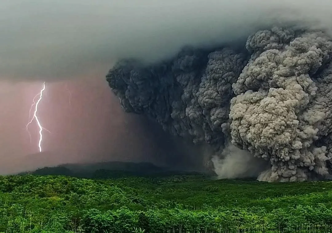Momen Awan Panas Meluncur di Jembatan Gladak Perak saat Semeru Erupsi