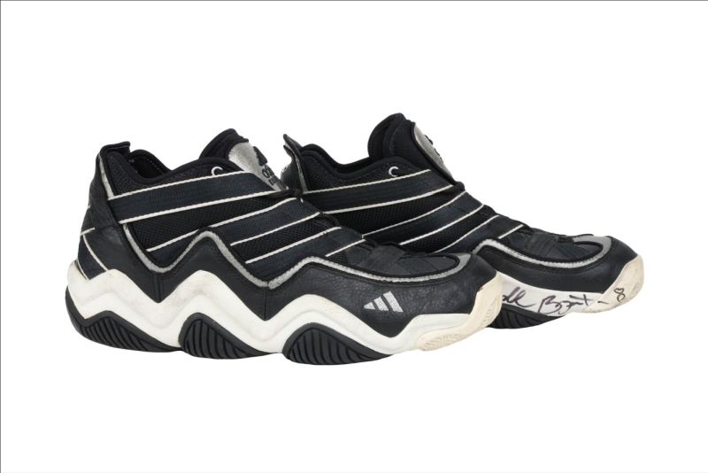 Sepatu Kobe Bryant Laku Dilelang Rp3,9 miliar.