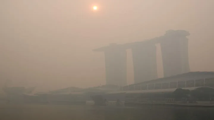 Thumbnail Asap Karhutla Indonesia Kepung ASEAN: Udara Singapura, Malaysia, hingga Brunei Masuk Kategori Tidak Sehat