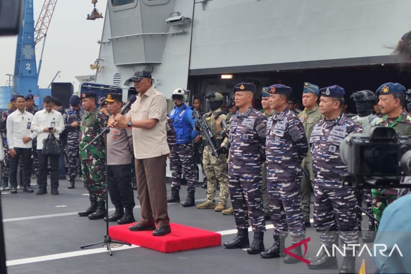 Menteri Pertahanan Sjafrie Sjamsoeddin memberikan arahan kepada personel KRI di atas KRI Brawijaya 320 saat bersandar di Tanjung Priok, Jakarta Utara, Senin (8/9/2025). ANTARA/Walda Marison.