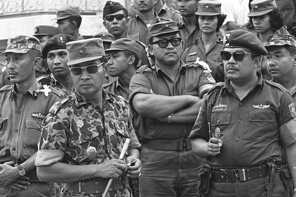 Soeharto, saat itu menjadi Pangkostrad dengan titel Mayjen TNI, pada 6 Oktober 1965 usai tragedi penculikan dan pembunuhan 6 Jenderal di Lubang Buaya. Foto: AP/Istimewa
