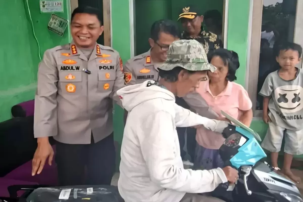 Polres Depok Beri Motor untuk Sudrajat Penjual Es Gabus yang Dituduh dari Spons Bedak