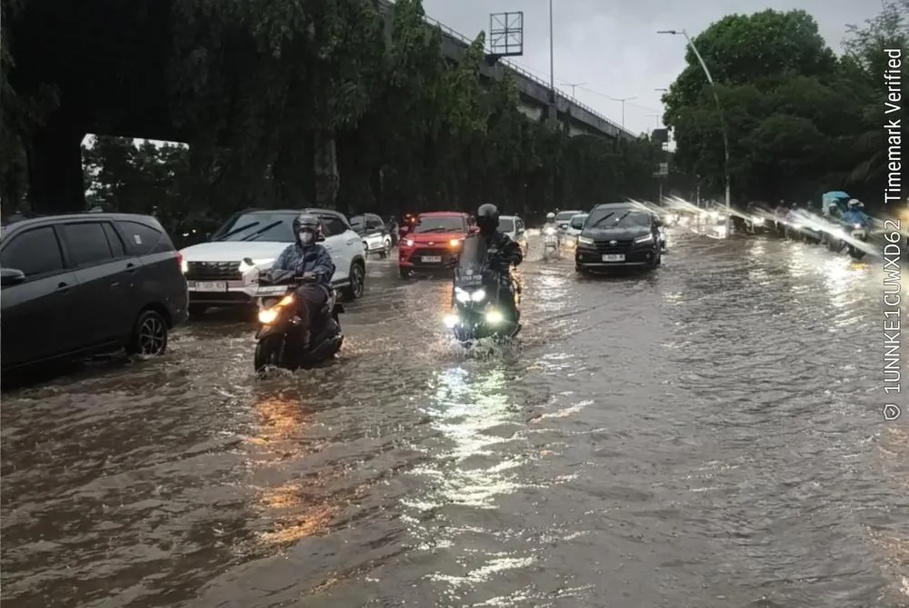 Thumbnail Jakarta Dikepung Banjir dan Pohon Tumbang, BMKG: Hujan Lebat hingga 13 Januari