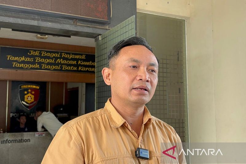 Direktur Reserse Kriminal Umum Polda Jabar Kombes Polisi Surawan saat memberikan keterangan di Mapolda Jabar, Kota Bandung, Jawa Barat, Selasa (15/7/2025). ANTARA/Rubby Jovan/aa.
