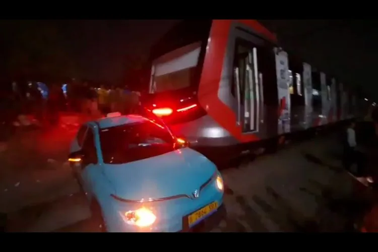 Kecelakaan Kereta Bekasi: Berawal dari Taksi Vietnam Tertemper di Perlintasan Bulak Kapal