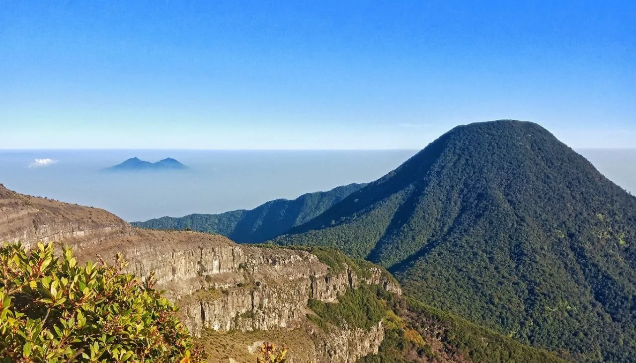 Thumbnail Dedi Mulyadi Larang Pendakian Gunung di Jabar saat Musim Kemarau, Cegah Risiko Kebakaran