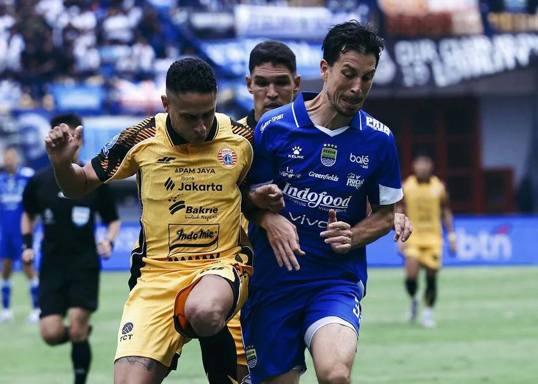 Thom Haye (biru) saat berlaga melawan Persija Jakarta, Minggu (11/1/2026). Foto: X/persib