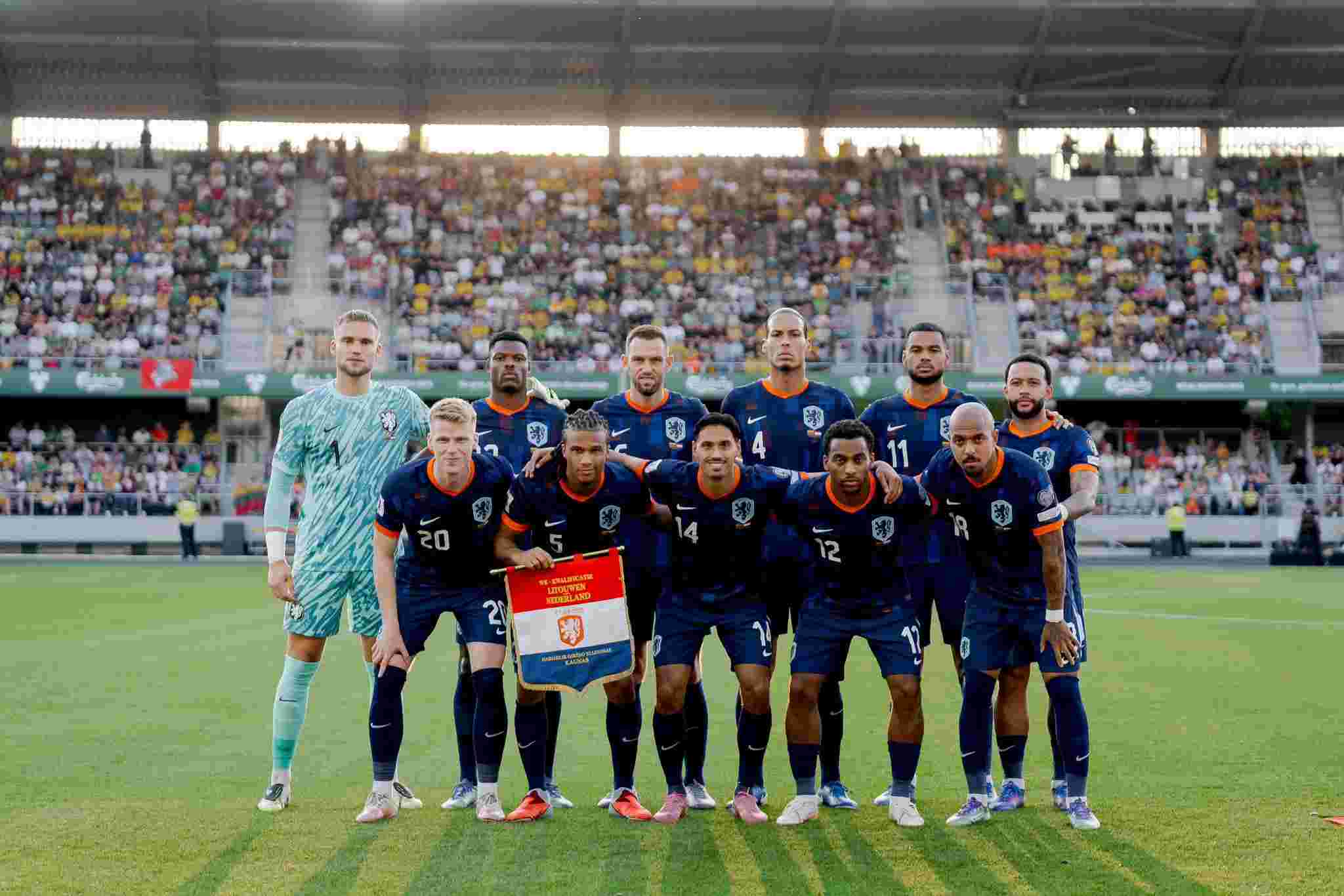 Penggawa Timnas Belanda berfoto sebelum menjalani laga versus Lithuania di di Stadion Darius dan Girenas, Kaunas, Senin. Foto: X/OnsOranje