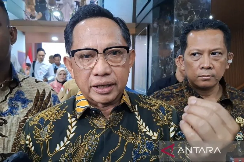 Menteri Dalam Negeri (Mendagri) Tito Karnavian memberikan keterangan kepada wartawan di di Kantor Pusat Kemendagri, Jakarta, Kamis (11/12/2025). Foto: ANTARA/Fianda Sjofjan Rassat