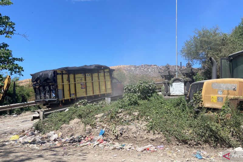 Truk pengangkut sampah membawa sampah ke TPA Suwung pasca-pembatasan jenis sampah organik di Denpasar, Bali, Selasa 5/8/2025. ANTARA/Ni Putu Putri Muliantari