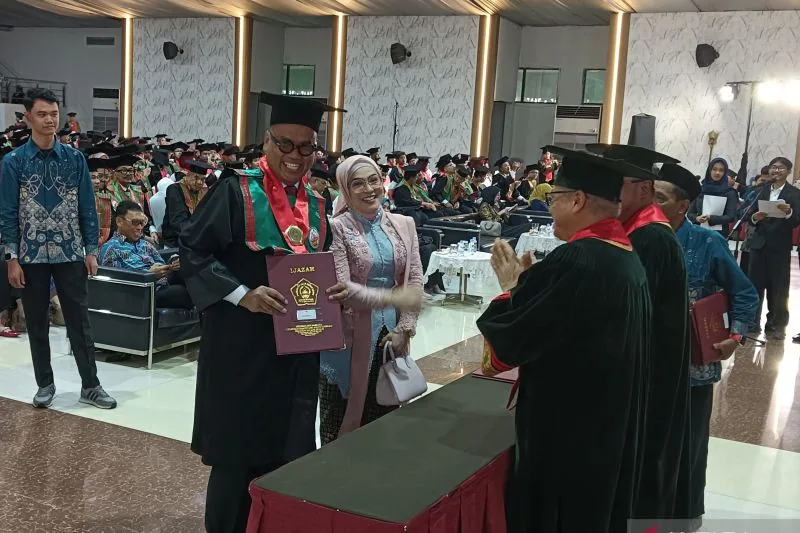 Thumbnail Uya Kuya Raih Gelar Magister Hukum Unissula Semarang, Raih IPK 3,72