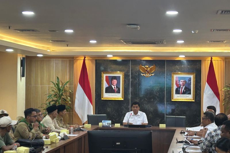 Juri Ardiantoro menerima audiensi tiga kelompok petani di Gedung Kementerian Sekretariat Negara, Kompleks Istana Kepresidenan Jakarta, Rabu (24/9/2025). (ANTARA/Mentari Dwi Gayati)