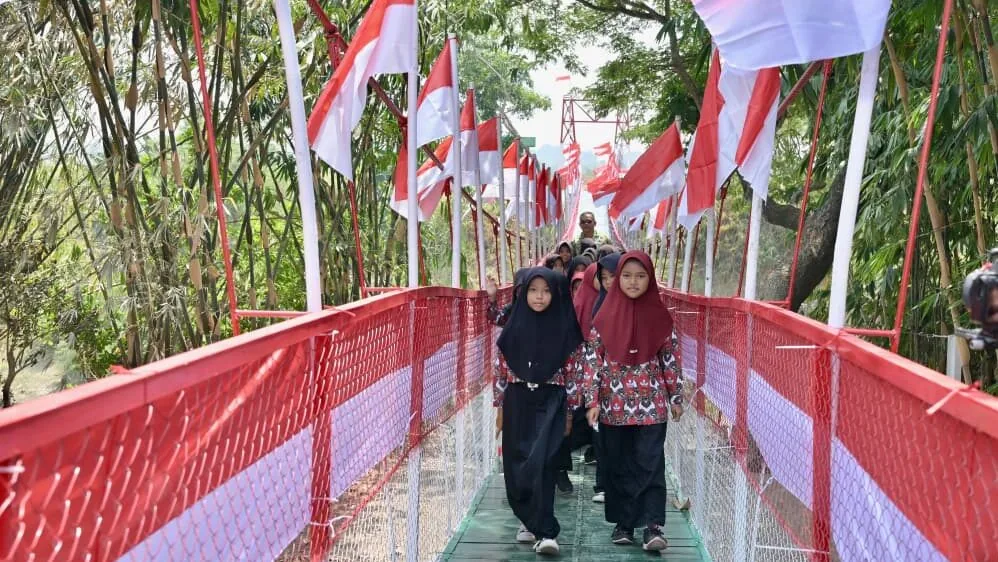 Prabowo Bangga TNI dan Polri Bangun Jembatan: Negara Harus Hadir hingga Daerah Terpencil
