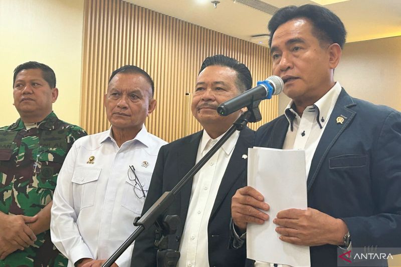 Menko Kumham Imipas Yusril Ihza Mahendra (ujung kanan) sedang memberikan keterangan kepada wartawan dalam konferensi pers di Jakarta, Senin (8/9/2025). (ANTARA/Agatha Olivia Victoria)